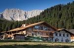 Das Tirler-Dolomites Living Hotel vor der herrlichen Kulisse der Dolomiten(Tirler- Dolomites Living)