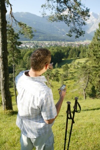 Geocacher: Mit dem Navi auf Schatzsuche.  Copyright: Markt Garmisch-Partenkirchen