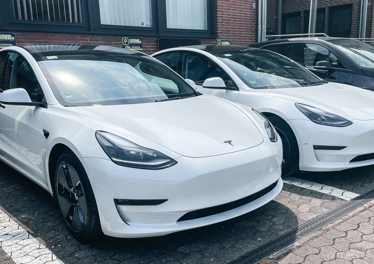 Zwei neue Tesla Fahrzeuge vor den Ladesäulen des Headquarters von EASYFITNESS in Hannover (© ) Zwei neue Tesla Fahrzeuge vor den Ladesäulen des Headquarters von EASYFITNESS in Hannover (© )