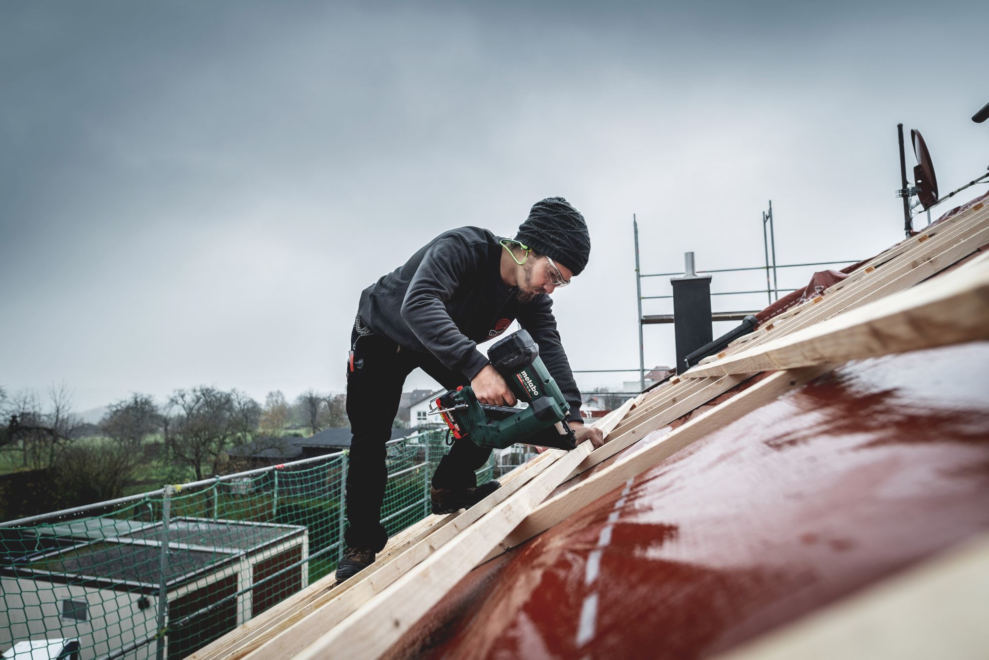 Das Gerät istüberall im Einsatz, wo Holzkonstruktionen stabil verbunden werden müssen. Bild: Metabo (Die Bildrechte liegen bei dem Verfasser der Mitteilung.) Das Gerät istüberall im Einsatz, wo Holzkonstruktionen stabil verbunden werden müssen. Bild: Metabo (Die Bildrechte liegen bei dem Verfasser der Mitteilung.)