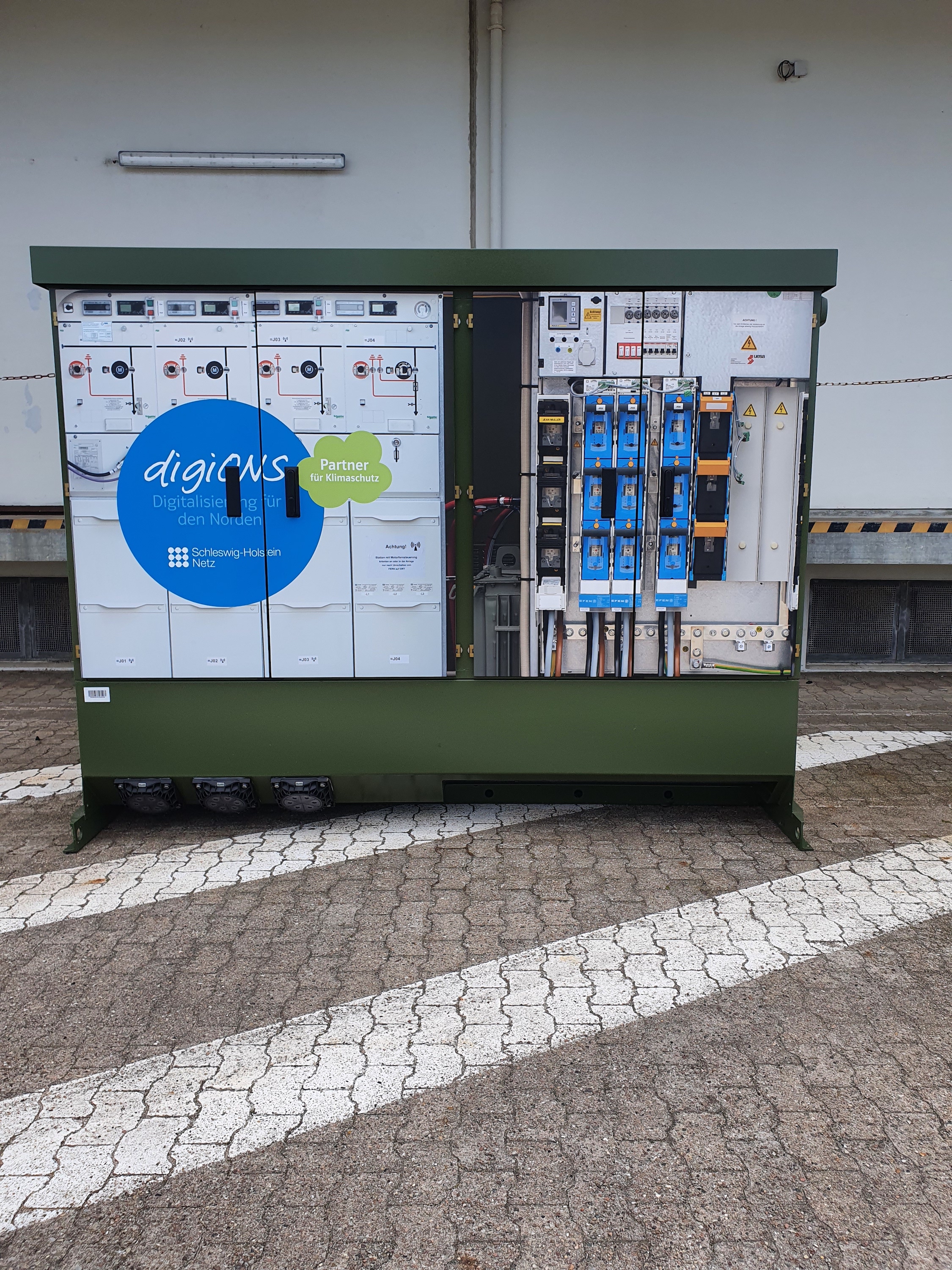 HanseWerk Tochter SH Netz investiert rund 60.000 Euro in digitale Ortsnetzstation. HanseWerk Tochter SH Netz investiert rund 60.000 Euro in digitale Ortsnetzstation.