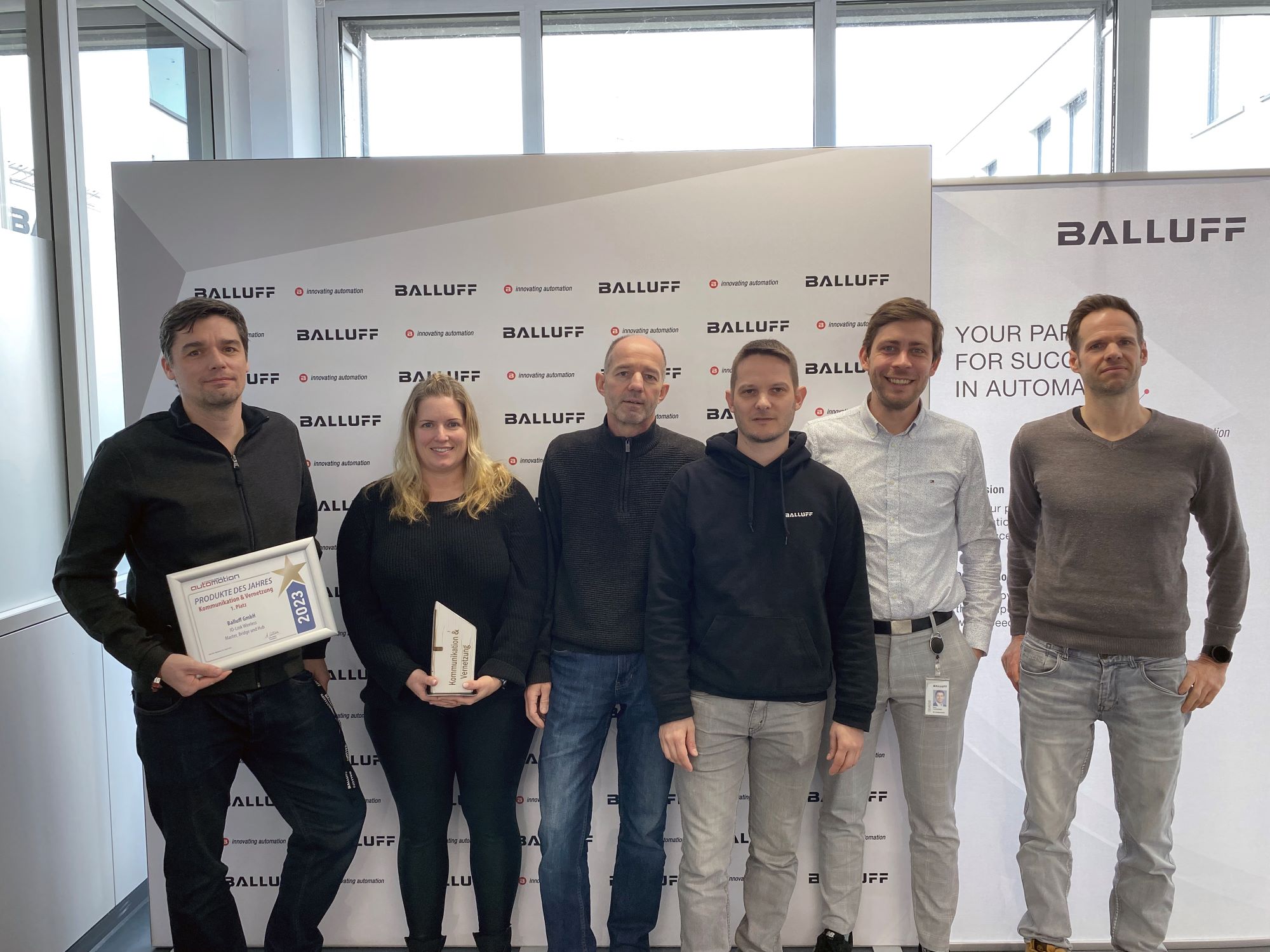 Das Team hinter IO-Link-Wireless nimmt den Preis entgegen. Bild: Balluff (Die Bildrechte liegen bei dem Verfasser der Mitteilung.)