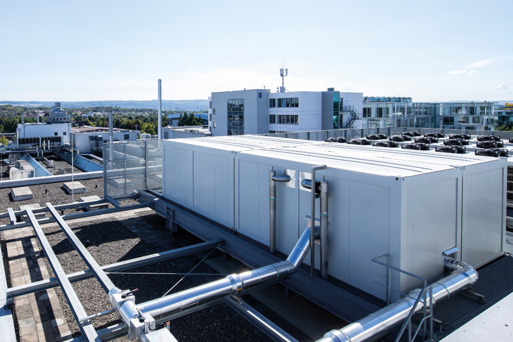 Kältezentrale von MTA–untergebracht in vier 20-Fuß-Containern auf dem Gebäudedach (Die Bildrechte liegen bei dem Verfasser der Mitteilung.) Kältezentrale von MTA–untergebracht in vier 20-Fuß-Containern auf dem Gebäudedach (Die Bildrechte liegen bei dem Verfasser der Mitteilung.)