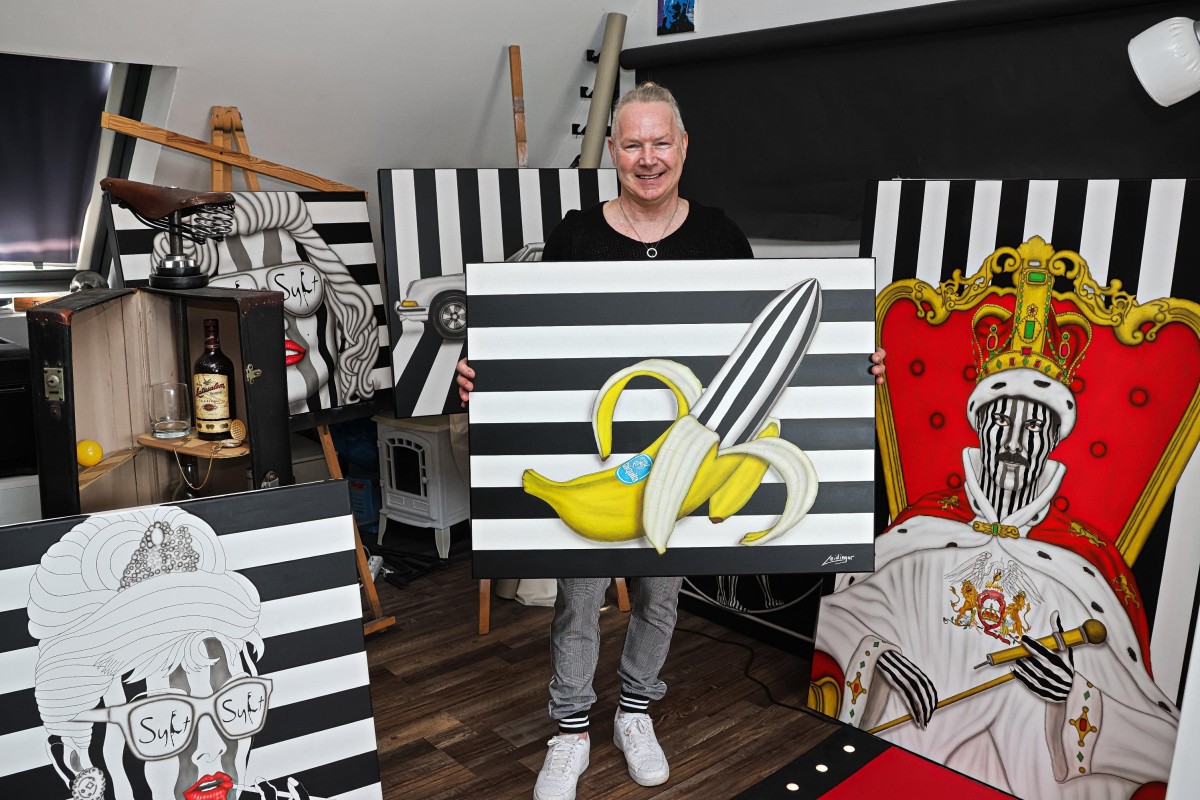 Maler Ralf Leidinger mit einem kleinen Teil seiner Kunst (© leidinger-art.com)