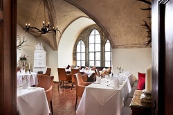 Gedeckte Tische bei rustikalem Ambiente (Schloss Hotel Mittersill)
