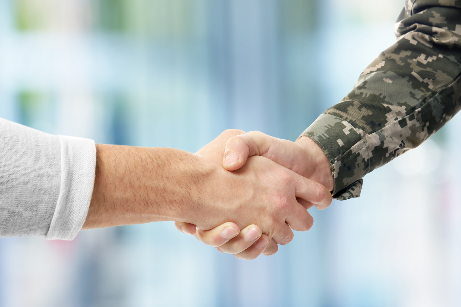 Brückenschlag zwischen Disziplin und Dynamik: Inneres Führungskonzept der Bundeswehr im Vergleich zu ziviler Führungslehre