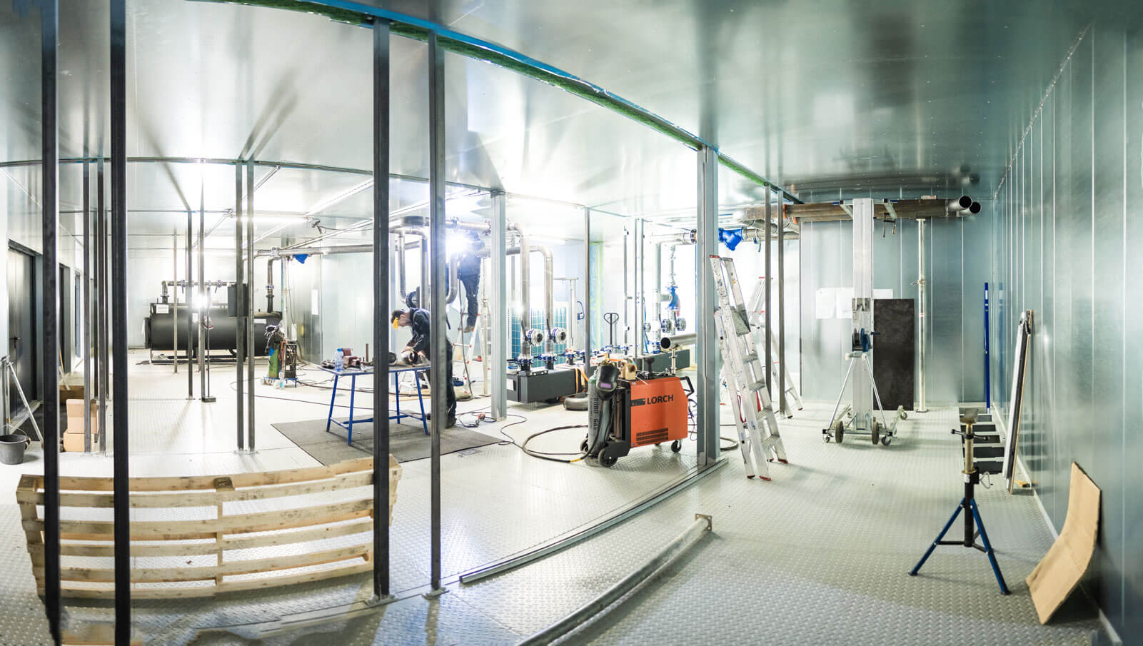 Blick in die Vorfertigung bei der PreFab TGA Systembau: Energiezentrale für Freizeitbad. (Die Bildrechte liegen bei dem Verfasser der Mitteilung.) Blick in die Vorfertigung bei der PreFab TGA Systembau: Energiezentrale für Freizeitbad. (Die Bildrechte liegen bei dem Verfasser der Mitteilung.)
