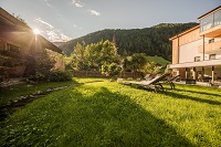 Liegewiese im Sommer (Naturhotel Rainer)