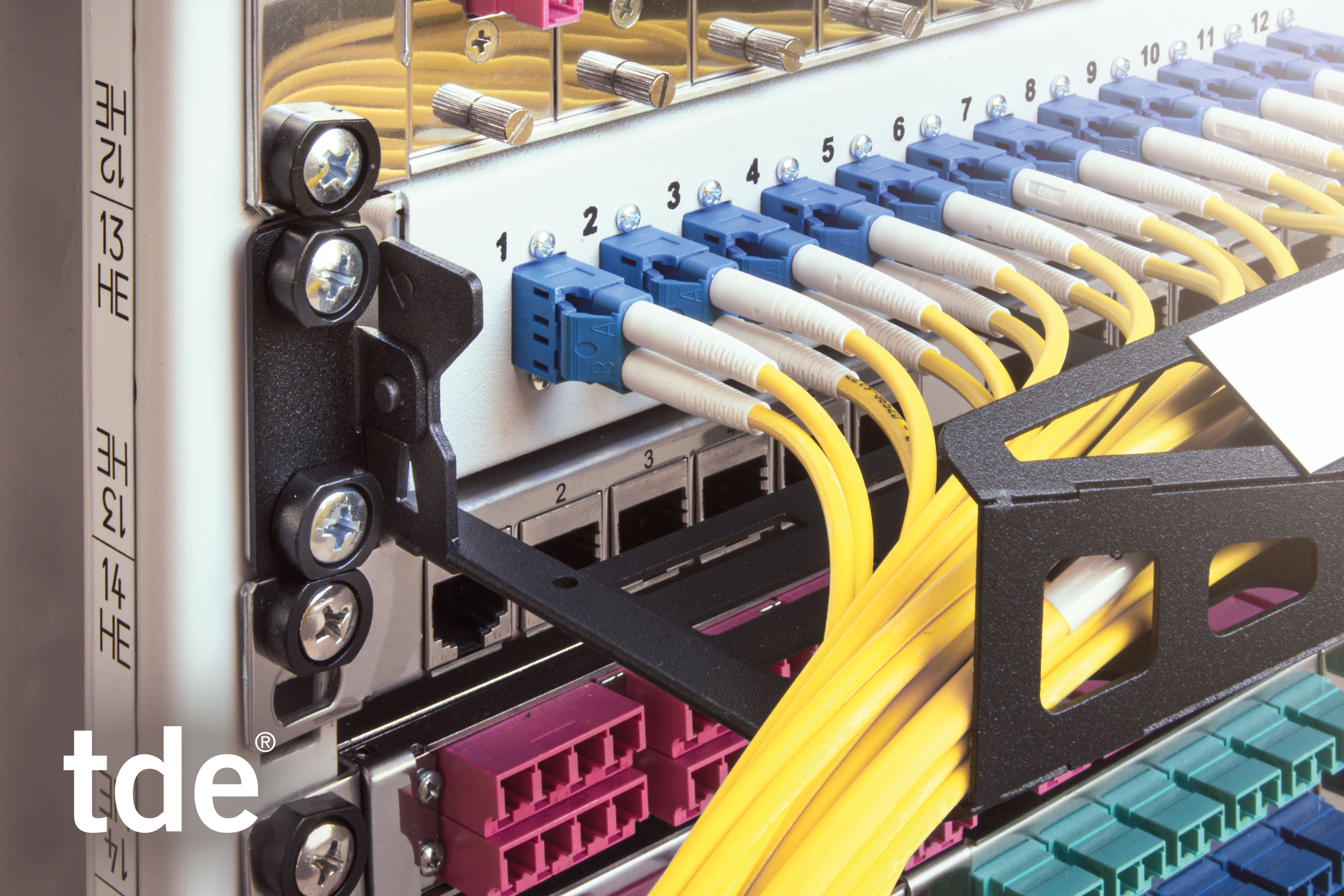 Die neue 19-Zoll-Patchkabelführungswanne von tde spart eine Höheneinheit im Netzwerkverteiler. (Bildquelle: @tde - trans data elektronik GmbH) Die neue 19-Zoll-Patchkabelführungswanne von tde spart eine Höheneinheit im Netzwerkverteiler. (Bildquelle: @tde - trans data elektronik GmbH)