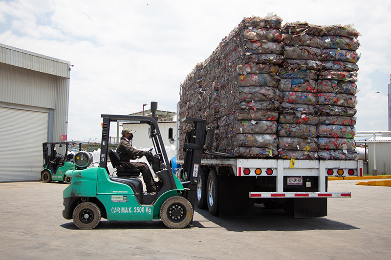 PET-Flaschen werden zusammengepresst und in großen Mengen zu den Recyclingfabriken transportiert. (Die Bildrechte liegen bei dem Verfasser der Mitteilung.) PET-Flaschen werden zusammengepresst und in großen Mengen zu den Recyclingfabriken transportiert. (Die Bildrechte liegen bei dem Verfasser der Mitteilung.)