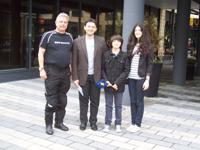 Direktor Weißauer (links) mit Herrn Botschafter Vilson Mirdita und seinen Kindern.