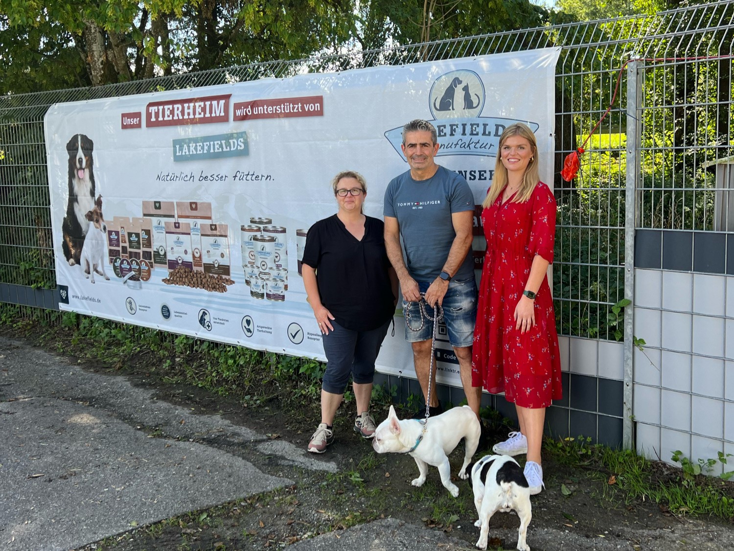 Die Tierheimleiterin mit Geschäftsführer und Marketingleiterin von Lakefields (Die Bildrechte liegen bei dem Verfasser der Mitteilung.)