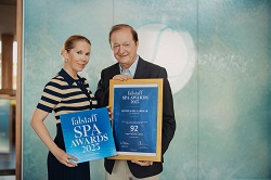 Gastgeber Johann Haberl und Daniela Lakosche mit dem Falstaff Spa Award 2023 (c) Karl Schrotter