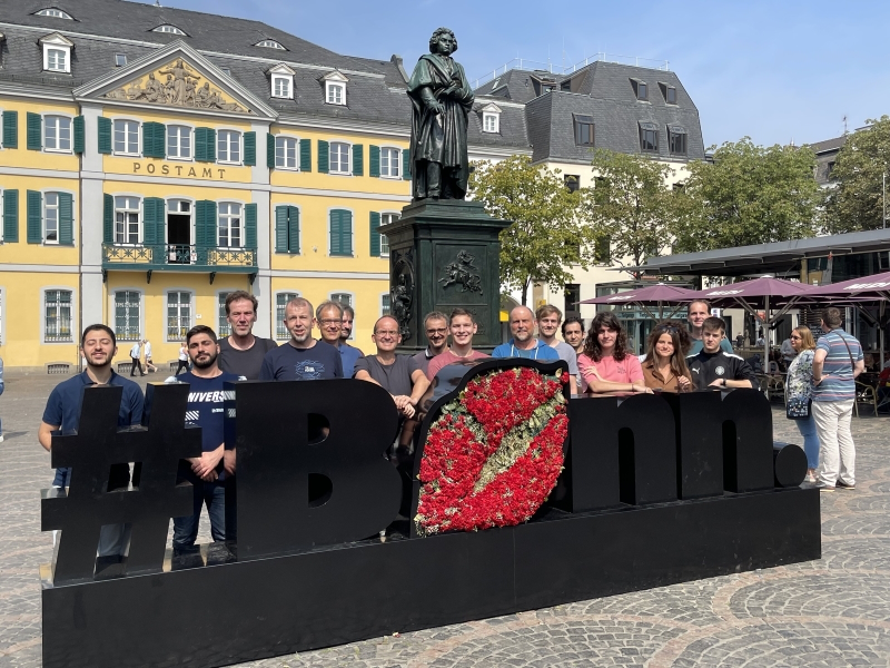 Ein Teil des BusinessCode-Teams beim Meeting in Bonn im Jahr 2022 (Die Bildrechte liegen bei dem Verfasser der Mitteilung.) Ein Teil des BusinessCode-Teams beim Meeting in Bonn im Jahr 2022 (Die Bildrechte liegen bei dem Verfasser der Mitteilung.)