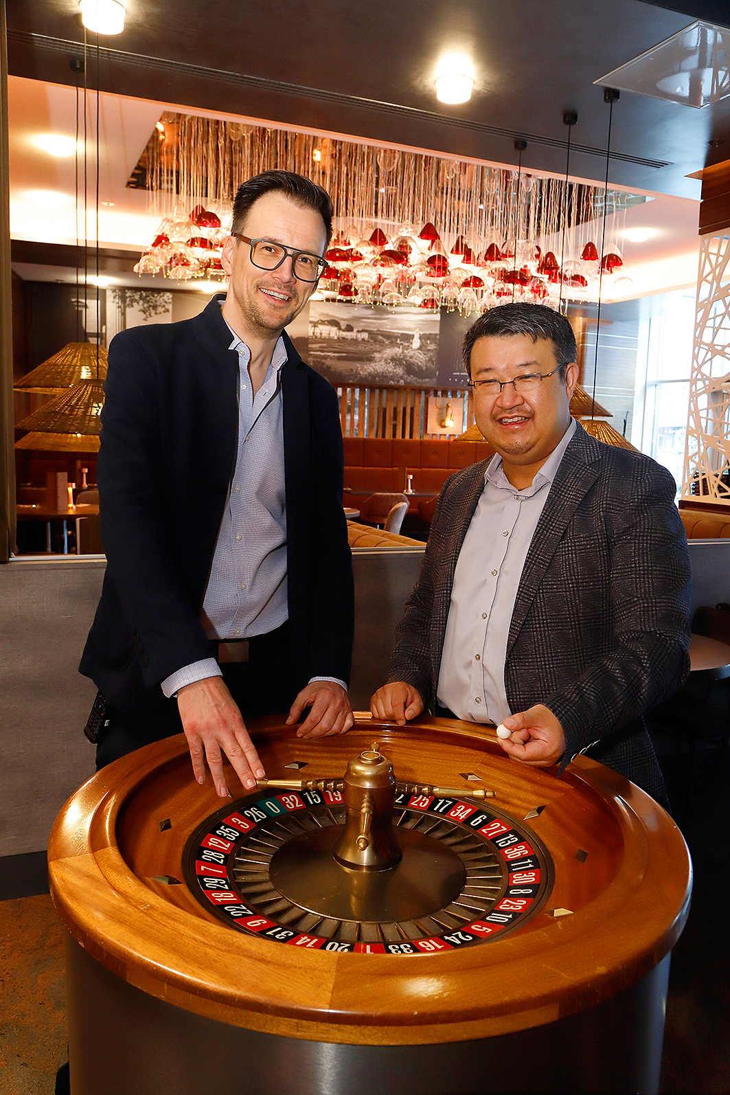 Spielbankleiter Christoph Clauditz (links) und Mister Q-Geschäftsführer Chi Trung Khuu (rechts) Spielbankleiter Christoph Clauditz (links) und Mister Q-Geschäftsführer Chi Trung Khuu (rechts)