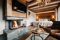 Holzveredeltes Zimmer mit urigem Flair (c) SelinaFlaschPhotography (Lodge of Joy) Holzveredeltes Zimmer mit urigem Flair (c) SelinaFlaschPhotography (Lodge of Joy)