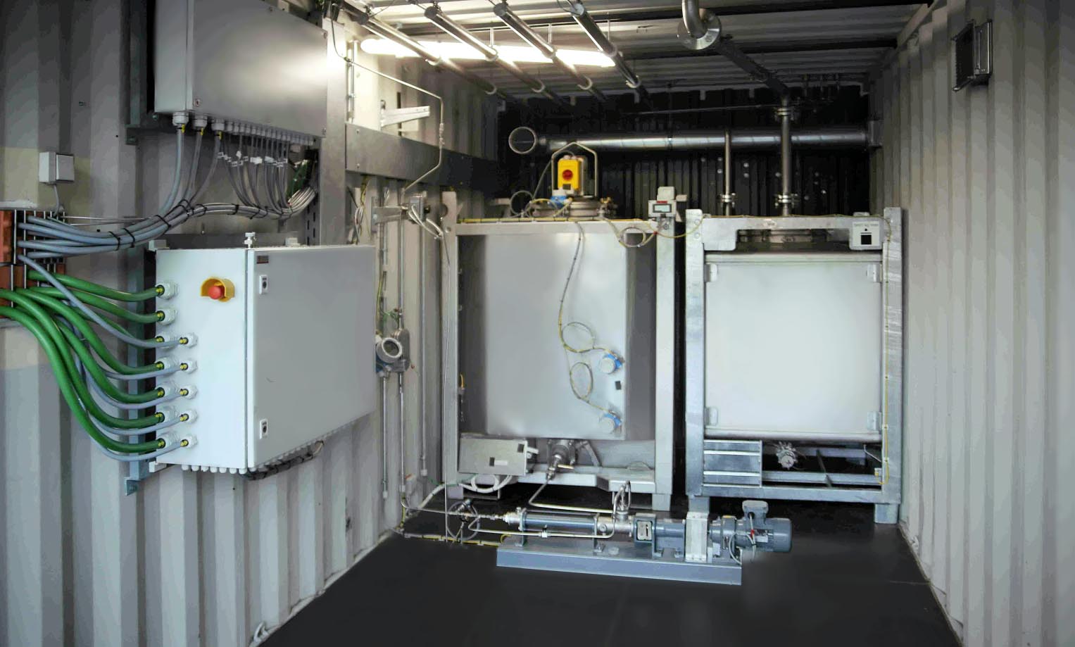 „Feedstock Behälter“(li.); IBC"Produktcontainer" (re.) (Die Bildrechte liegen bei dem Verfasser der Mitteilung.) „Feedstock Behälter“(li.); IBC"Produktcontainer" (re.) (Die Bildrechte liegen bei dem Verfasser der Mitteilung.)