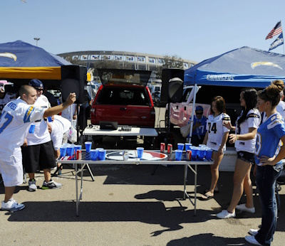 Beer Pong nicht nur für American Football Fans (Bildquelle: @imago)