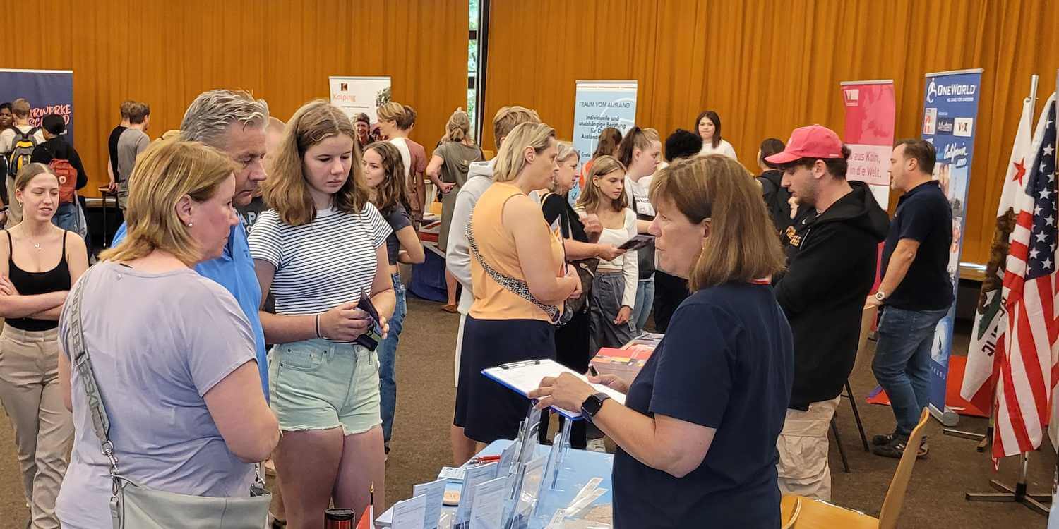 AUF IN DIE WELT Messe in Köln – Viel Interesse an Schüleraustausch und Gap Year (Foto: Stiftung Völk AUF IN DIE WELT Messe in Köln – Viel Interesse an Schüleraustausch und Gap Year (Foto: Stiftung Völk