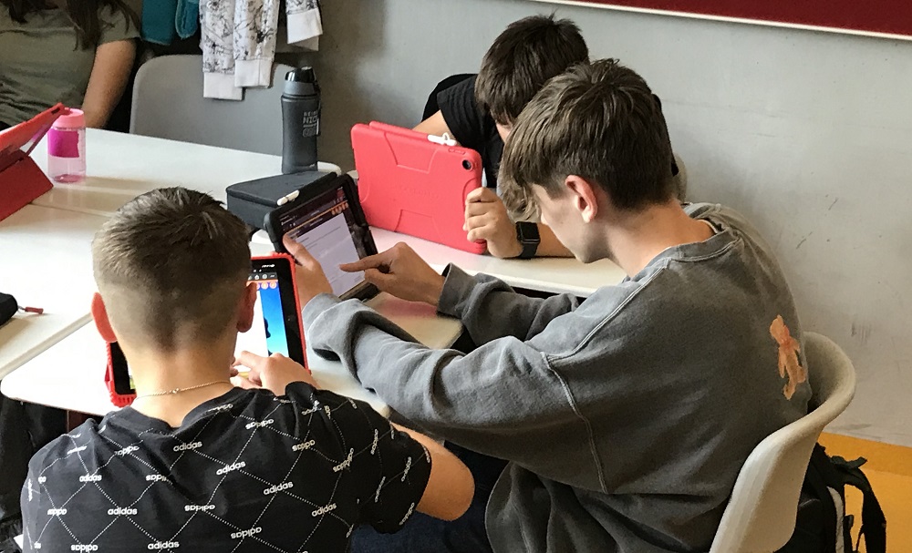 Lerngruppe bei der Arbeit mit der Lernsoftware Brainix (Die Bildrechte liegen bei dem Verfasser der Mitteilung.) Lerngruppe bei der Arbeit mit der Lernsoftware Brainix (Die Bildrechte liegen bei dem Verfasser der Mitteilung.)