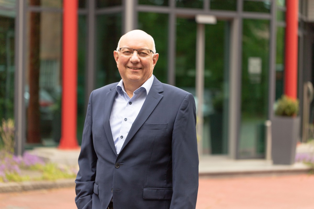 Werner Thermann ist bei der Tönjes Holding AG tätig und Experte auf dem Gebiet der Kfz-Zulassungen. (© Tönjes Holding AG) Werner Thermann ist bei der Tönjes Holding AG tätig und Experte auf dem Gebiet der Kfz-Zulassungen. (© Tönjes Holding AG)