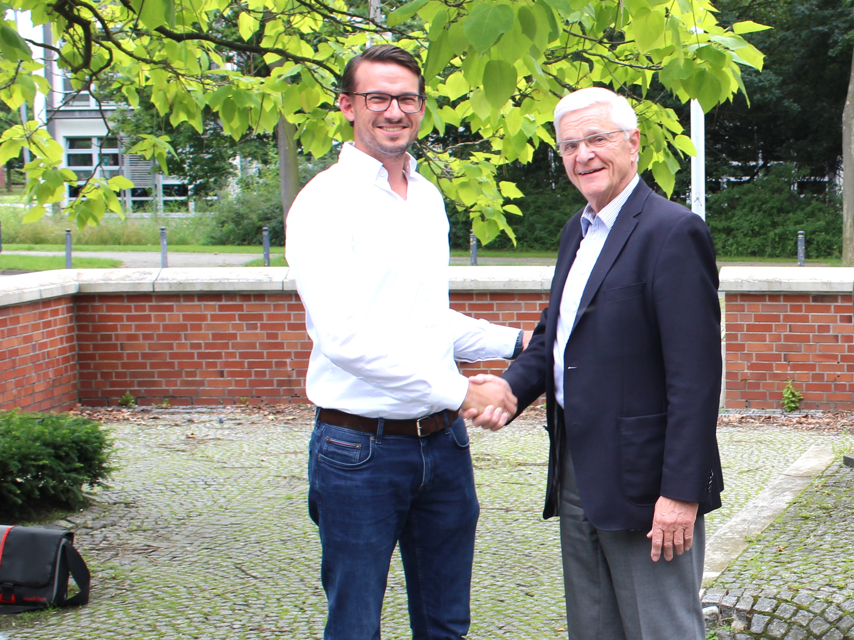 Burkhard Leffers (r.) und Kevin Stern (Tischlerei Brauer) Burkhard Leffers (r.) und Kevin Stern (Tischlerei Brauer)
