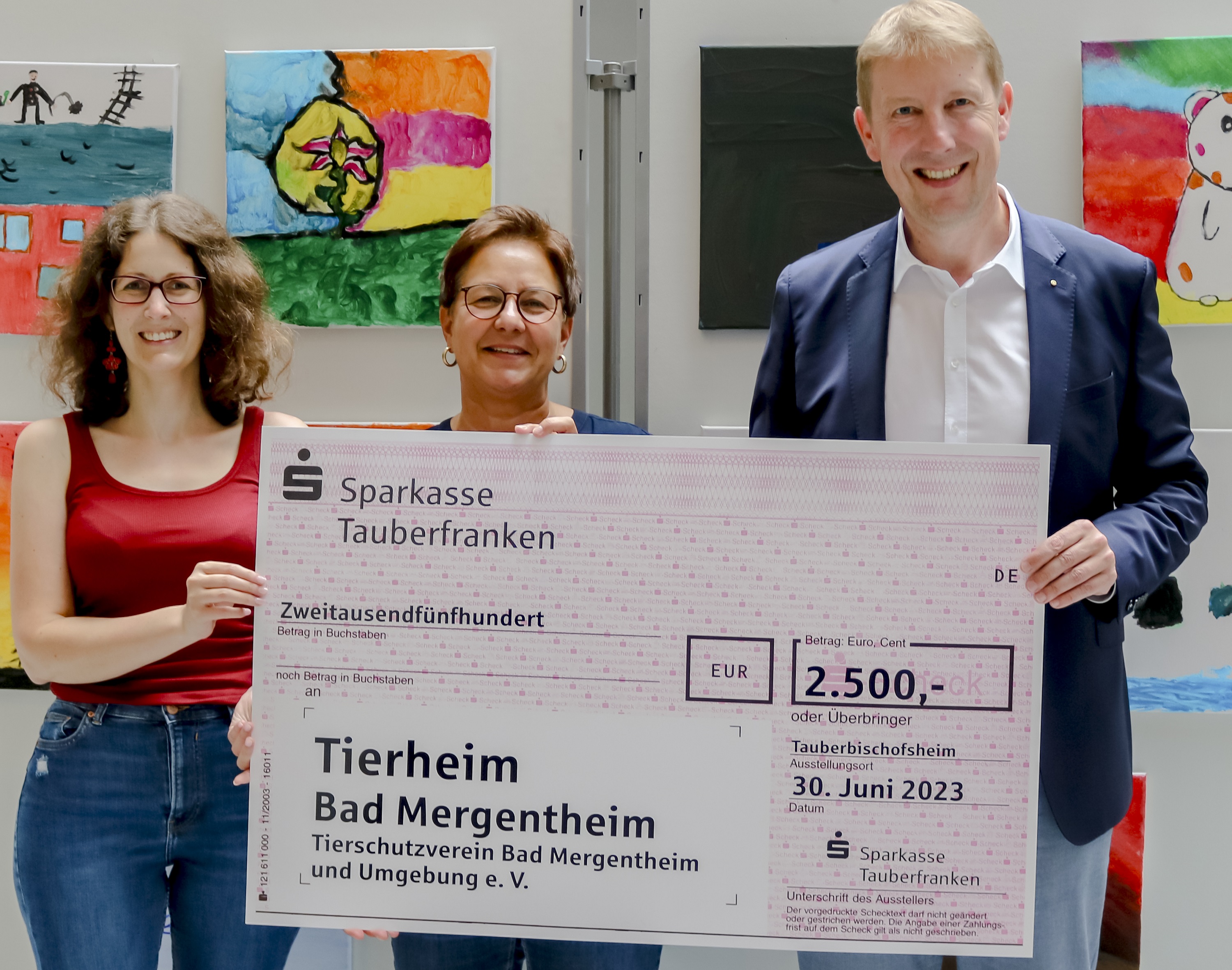Wolfgang Reiner von der Sparkasse übergab den Scheck an Heidrun Leiß-Schott (Mitte) und Jasmin Paul. Wolfgang Reiner von der Sparkasse übergab den Scheck an Heidrun Leiß-Schott (Mitte) und Jasmin Paul.