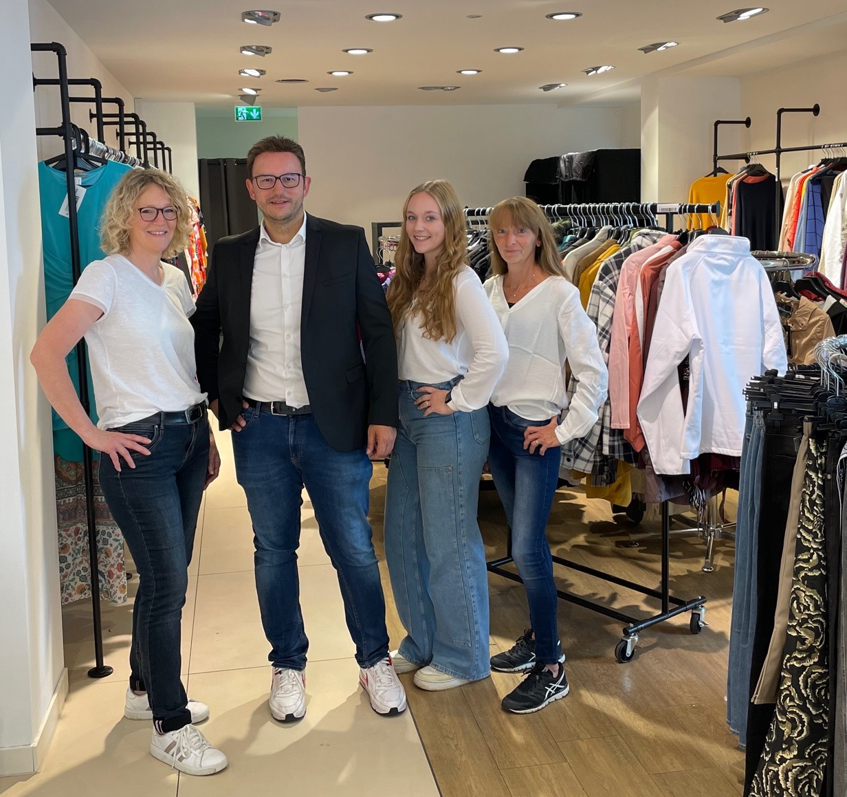 Hartmut Korte mit seinem Team um Daniela, Mira & Claudia im neuen »StyleDorado Outlet Store«