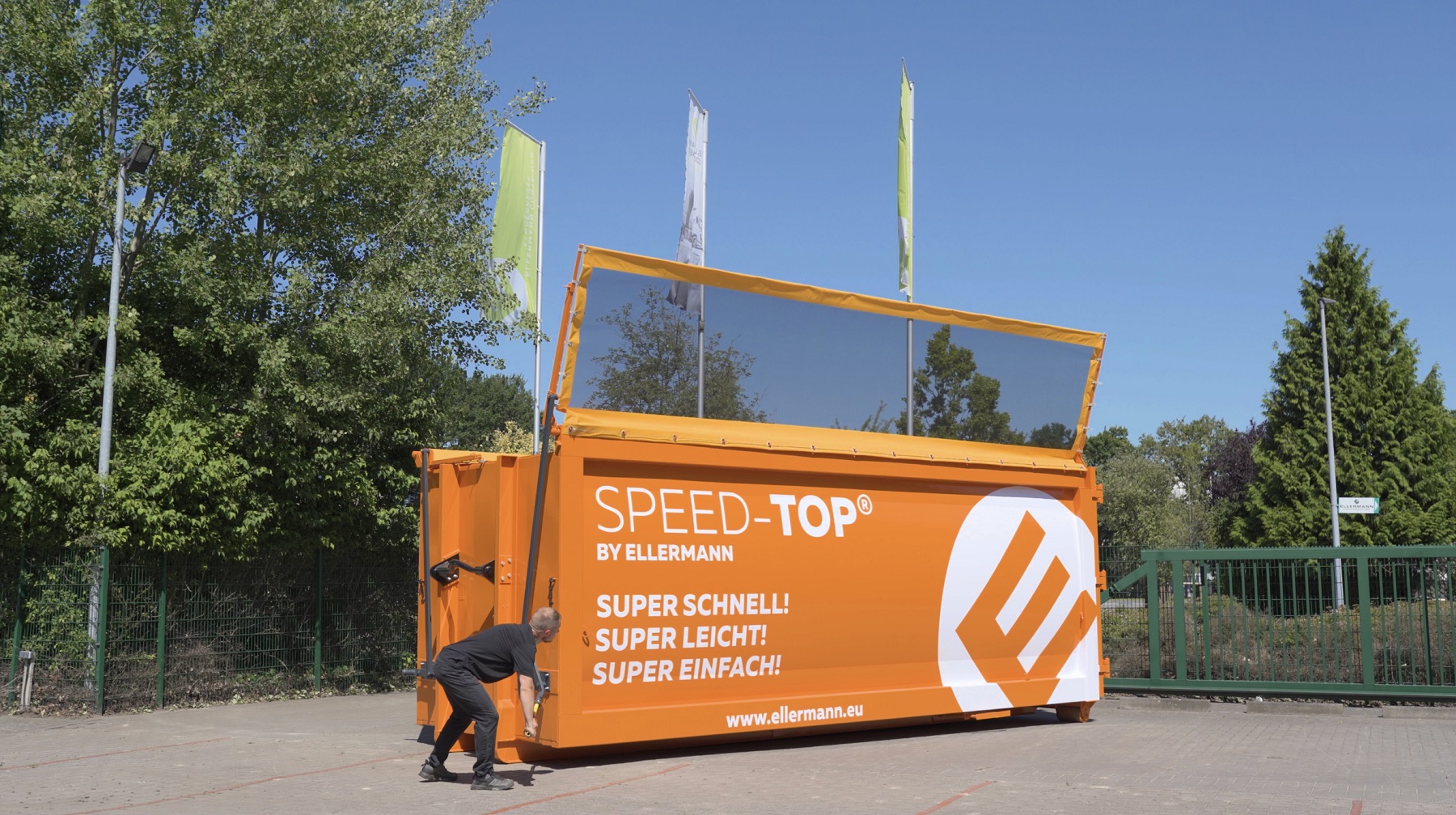 Die Containerabdeckung ist in Sekundenschnelle geöffnet bzw. geschlossen. (Die Bildrechte liegen bei dem Verfasser der Mitteilung.) Die Containerabdeckung ist in Sekundenschnelle geöffnet bzw. geschlossen. (Die Bildrechte liegen bei dem Verfasser der Mitteilung.)