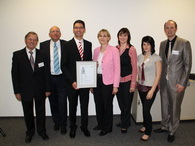 So sehen Sieger aus: Institutsleiter Rolf Peiffer überreicht der Delegation der Firma Tempus den 1. So sehen Sieger aus: Institutsleiter Rolf Peiffer überreicht der Delegation der Firma Tempus den 1.