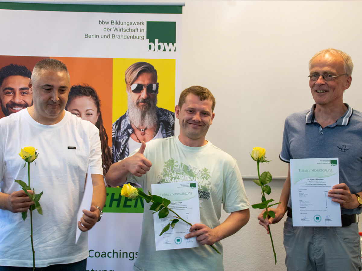 Turgay Kazanci, Christian Krüger und Dr. Volker Langenhahn (v. li.) gehören zu den Absolventen/-innen des bbw Premierenjahrgangs. Turgay Kazanci, Christian Krüger und Dr. Volker Langenhahn (v. li.) gehören zu den Absolventen/-innen des bbw Premierenjahrgangs.