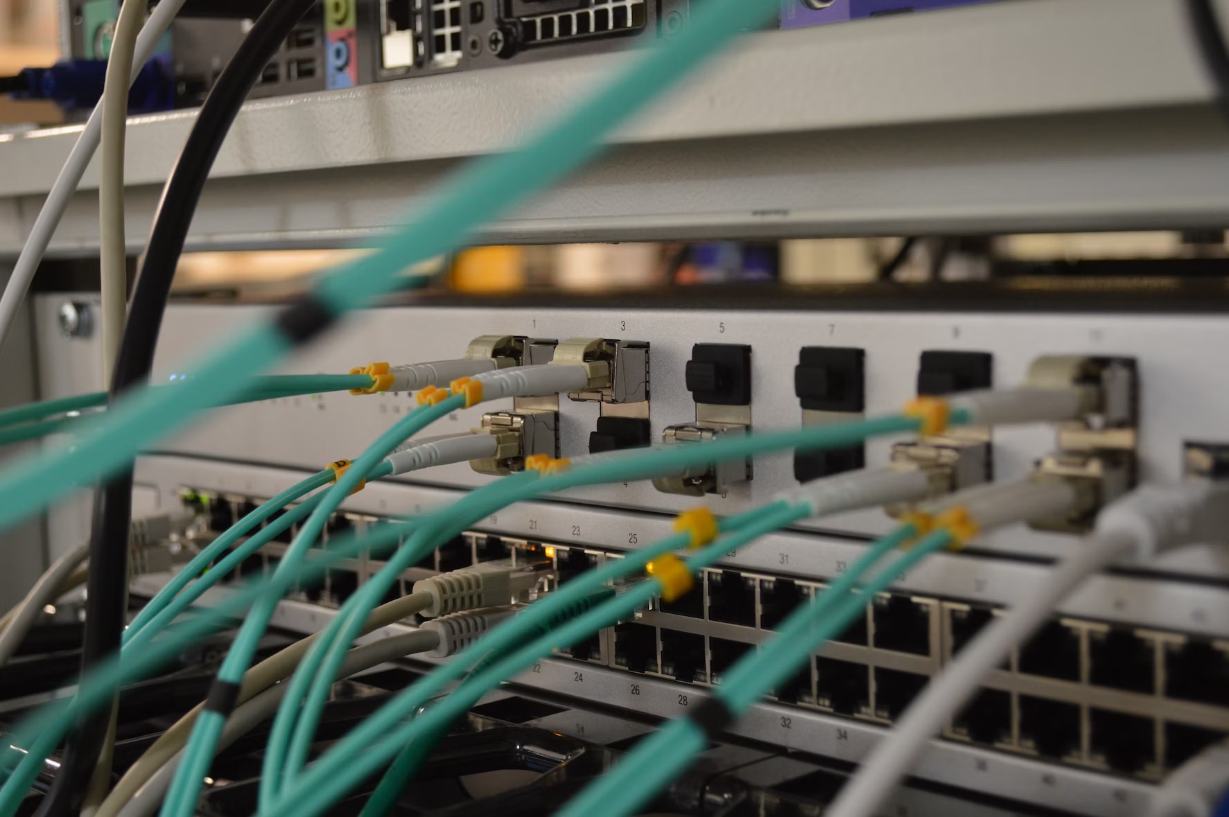 Ob plötzlich gewachsene Herausforderungen, kein Personal für die hauseigene IT-Abteilung oder schlichtweg fehlendes Budget für die notwendige Hardware: Ob plötzlich gewachsene Herausforderungen, kein Personal für die hauseigene IT-Abteilung oder schlichtweg fehlendes Budget für die notwendige Hardware: