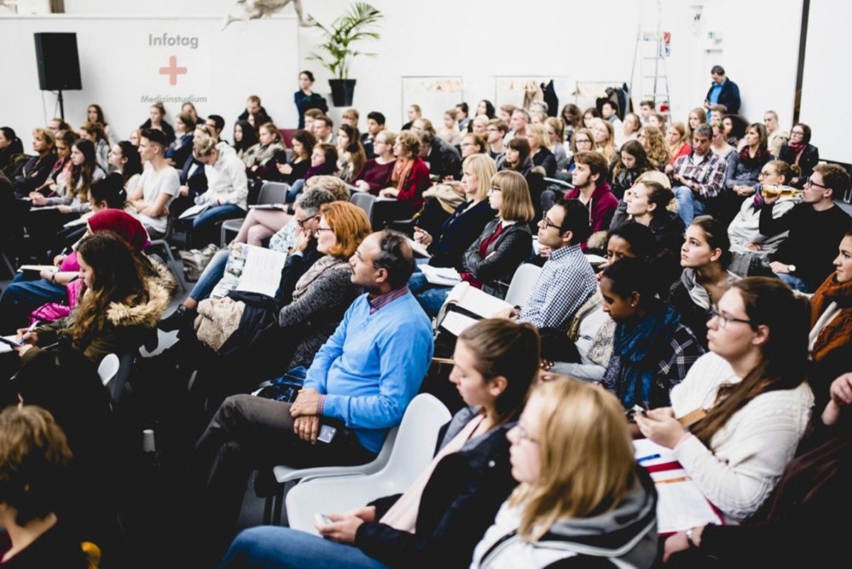 Der Infotag Medizinstudium in Köln erklärt Wege & Chancen für den begehrten Studienplatz in Medizin (© planZ) Der Infotag Medizinstudium in Köln erklärt Wege & Chancen für den begehrten Studienplatz in Medizin (© planZ)