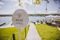 Eingang zum Rosé Beach  (Villa Bulfon)