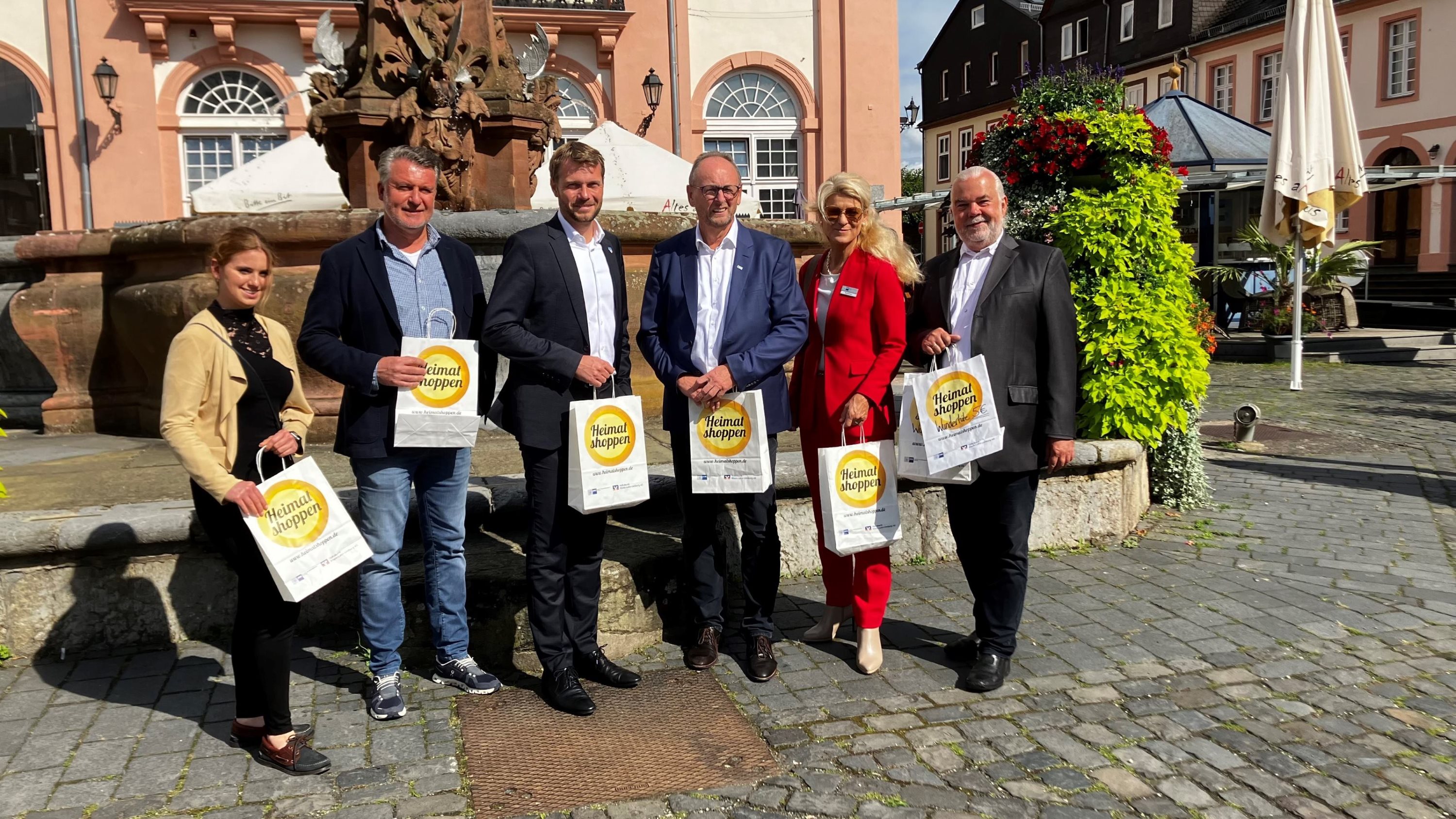 Die Stadt Weilburg, die WWW und die IHK Limburg freuen sich auf die Heimat-shoppen-Aktionstage. (Die Bildrechte liegen bei dem Verfasser der Mitteilung.) Die Stadt Weilburg, die WWW und die IHK Limburg freuen sich auf die Heimat-shoppen-Aktionstage. (Die Bildrechte liegen bei dem Verfasser der Mitteilung.)