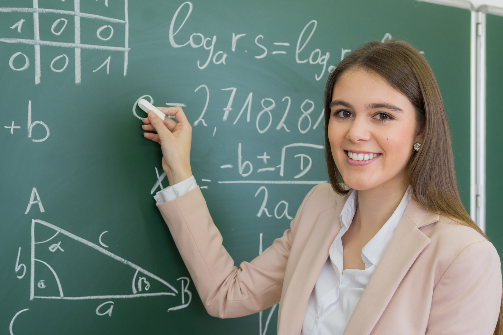 Schülerin in der Schule an der Tafel (Bildquelle: Fotolia_101706396-Racle Fotodesign)
