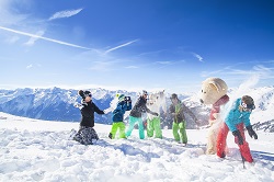Schneeballschlacht mit Maskottchen (c)Wildkogel - Arena Neukirchen & Bramberg Schneeballschlacht mit Maskottchen (c)Wildkogel - Arena Neukirchen & Bramberg