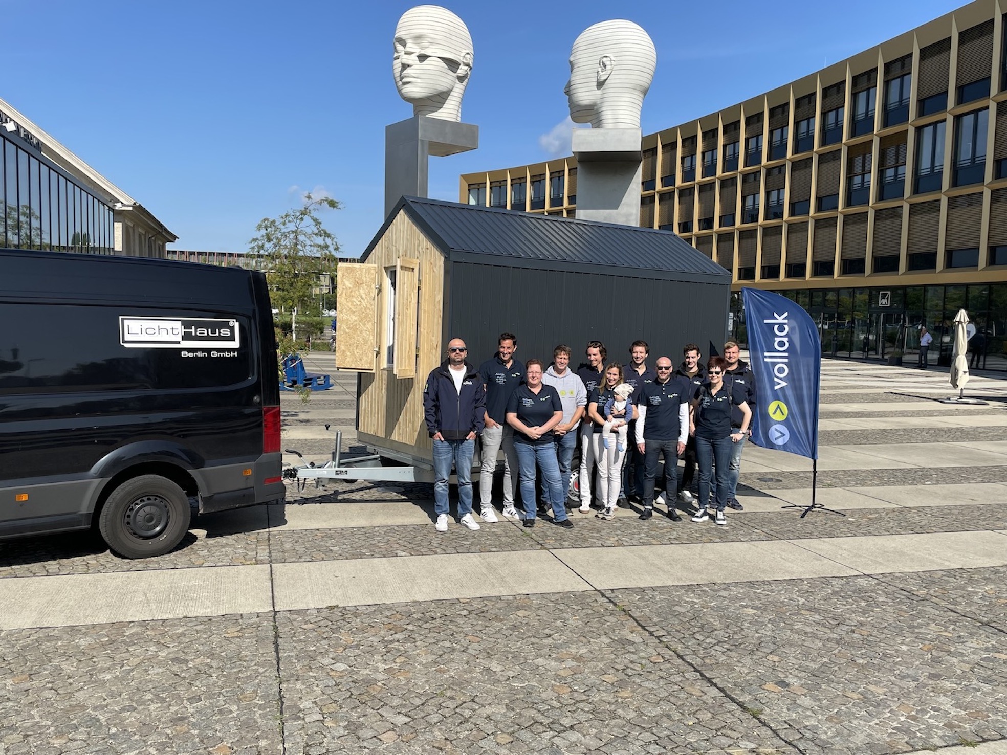 Das Team Berlin / Brandenburg der Vollack Gruppe und Sven Lüdecke (4 v. l.) vor dem Little Home 2.0 (Bildquelle: Vollack)