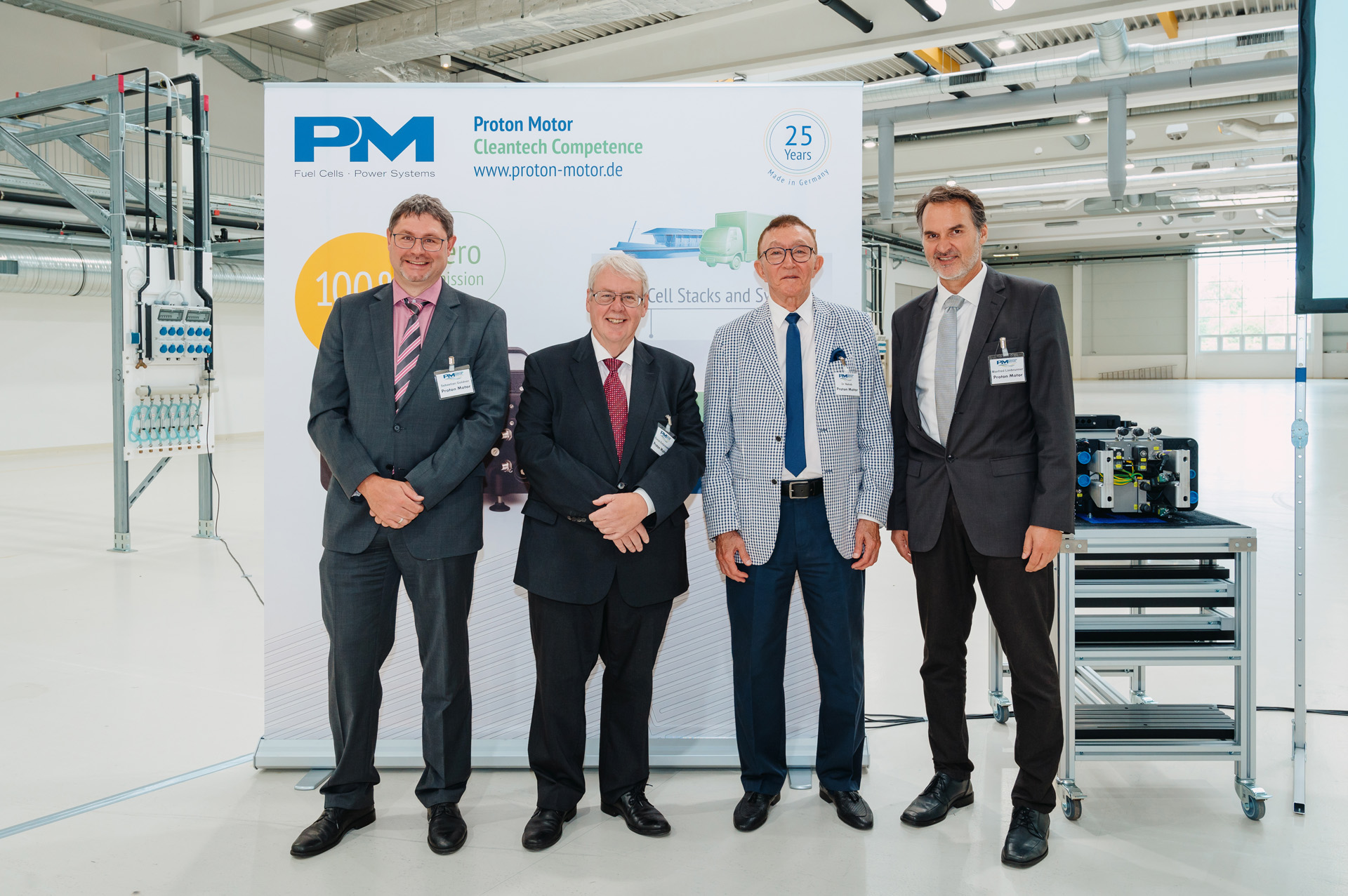 Proton-Motor-CEO Dr. Faiz Nahab (2. v. r.) mit der Geschäftsleitung am neuen Produktionsstandort. (Die Bildrechte liegen bei dem Verfasser der Mitteilung.)