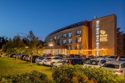 Außenansicht bei Dämmerung (Fagus Hotel Conference & Spa)