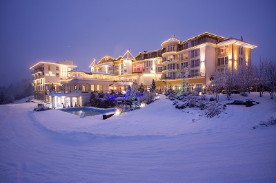 Außenansicht des Hotels bei Dämmerung im Winter (Hotel Panorama Royal)
