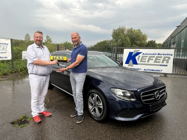 v.l. Dirk Holl (Vorstand der Holl AG), Ralf Kiefer (Geschäftsführer der Automobil Marke GmbH) (Die Bildrechte liegen bei dem Verfasser der Mitteilung.) v.l. Dirk Holl (Vorstand der Holl AG), Ralf Kiefer (Geschäftsführer der Automobil Marke GmbH) (Die Bildrechte liegen bei dem Verfasser der Mitteilung.)