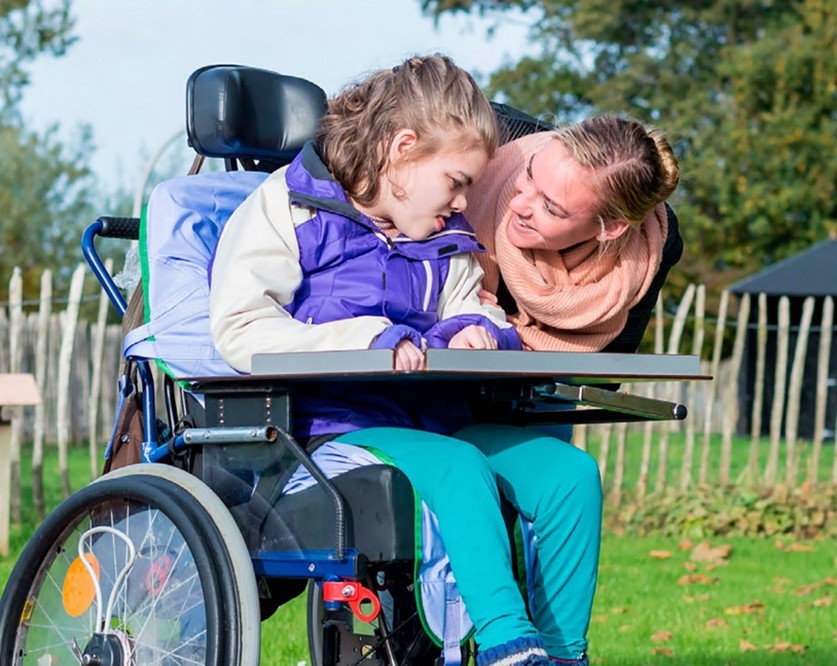 Kinderkrankenpflege und -intensivpflege brauchen Aufmerksamkeit (Bildquelle: Rollikind_mit_Frau_94603147_Adobe Stock) Kinderkrankenpflege und -intensivpflege brauchen Aufmerksamkeit (Bildquelle: Rollikind_mit_Frau_94603147_Adobe Stock)