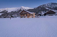 Das stilvolle Bio-Hotel Oswalda Hus in der verschneiten Berglandschaft (c) Hermann Rupp Kempten 
