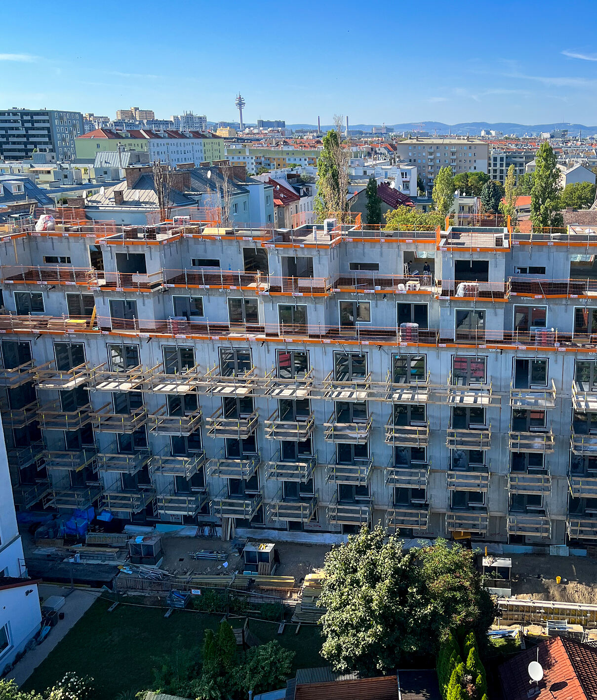 Hofseitige Fassade: Die Vielzahl an privaten Balkonen unterstreicht das Versprechen individueller Freiräume mitten im urbanen Wien Hofseitige Fassade: Die Vielzahl an privaten Balkonen unterstreicht das Versprechen individueller Freiräume mitten im urbanen Wien