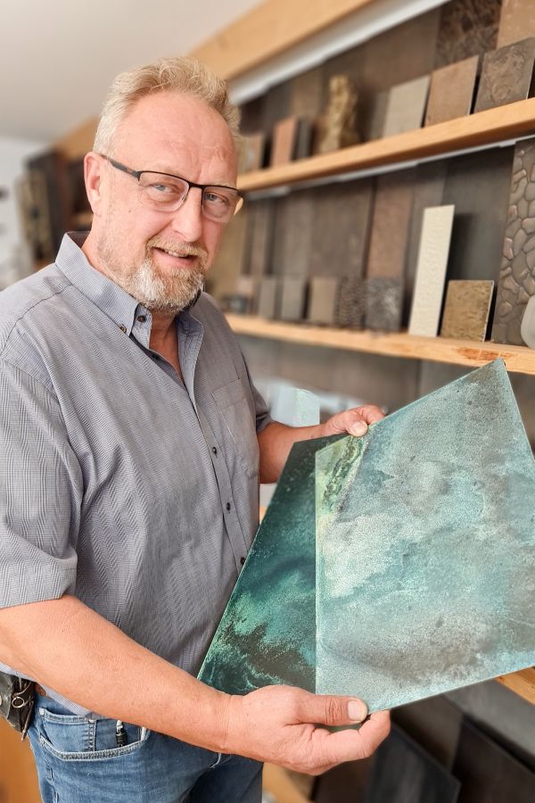 Thomas Lehner mit zwei Motiven aus seiner Kunstserie SEA & STONE (© Bernhard Fischer)