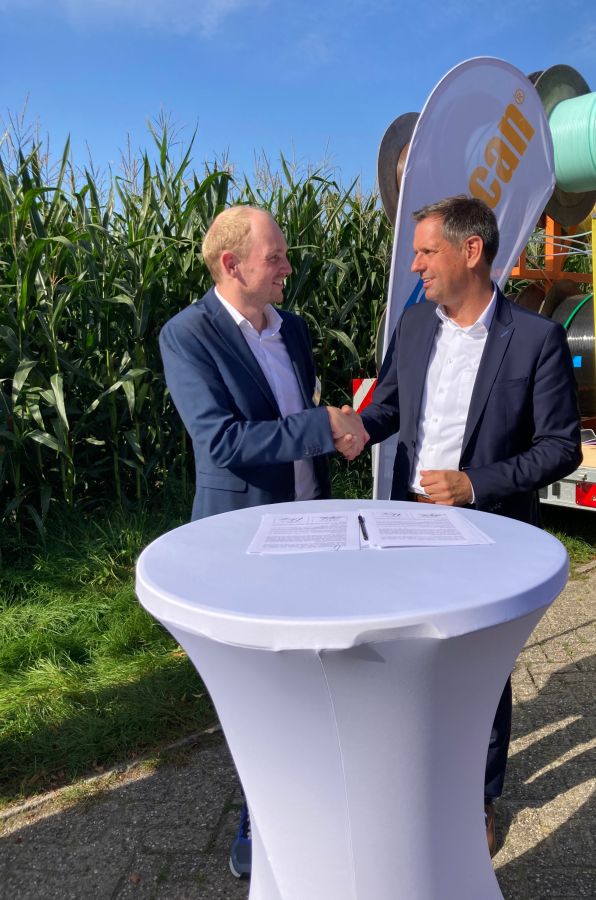 v.l.n.r.: Gerd Gevering (Geschäftsführer epcan), Olaf Lies (Wirtschaftsminister Niedersachsen) (© epcan GmbH) v.l.n.r.: Gerd Gevering (Geschäftsführer epcan), Olaf Lies (Wirtschaftsminister Niedersachsen) (© epcan GmbH)