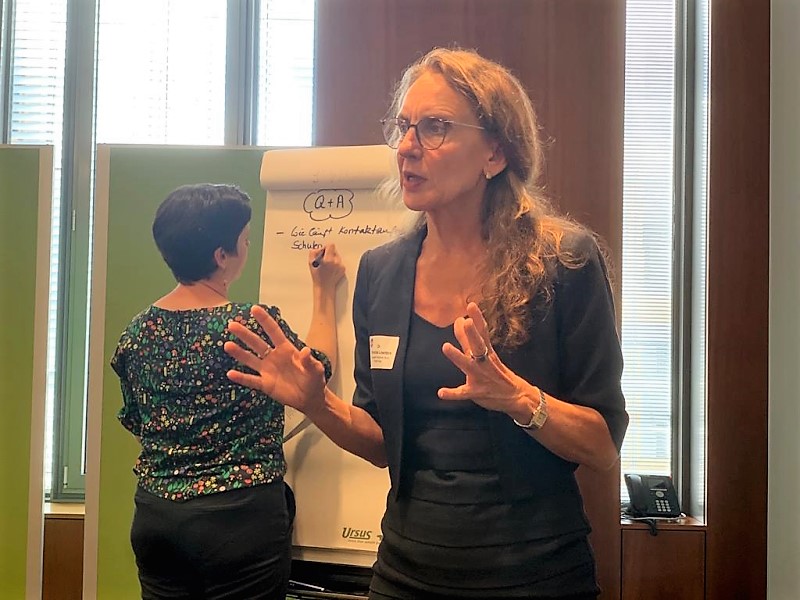 Dr. Christine Lötters stellt die Aktivitäten der Kunststoff-Initiative Bonn/Rhein-Sieg in Berlin vor (Die Bildrechte liegen bei dem Verfasser der Mitteilung.) Dr. Christine Lötters stellt die Aktivitäten der Kunststoff-Initiative Bonn/Rhein-Sieg in Berlin vor (Die Bildrechte liegen bei dem Verfasser der Mitteilung.)
