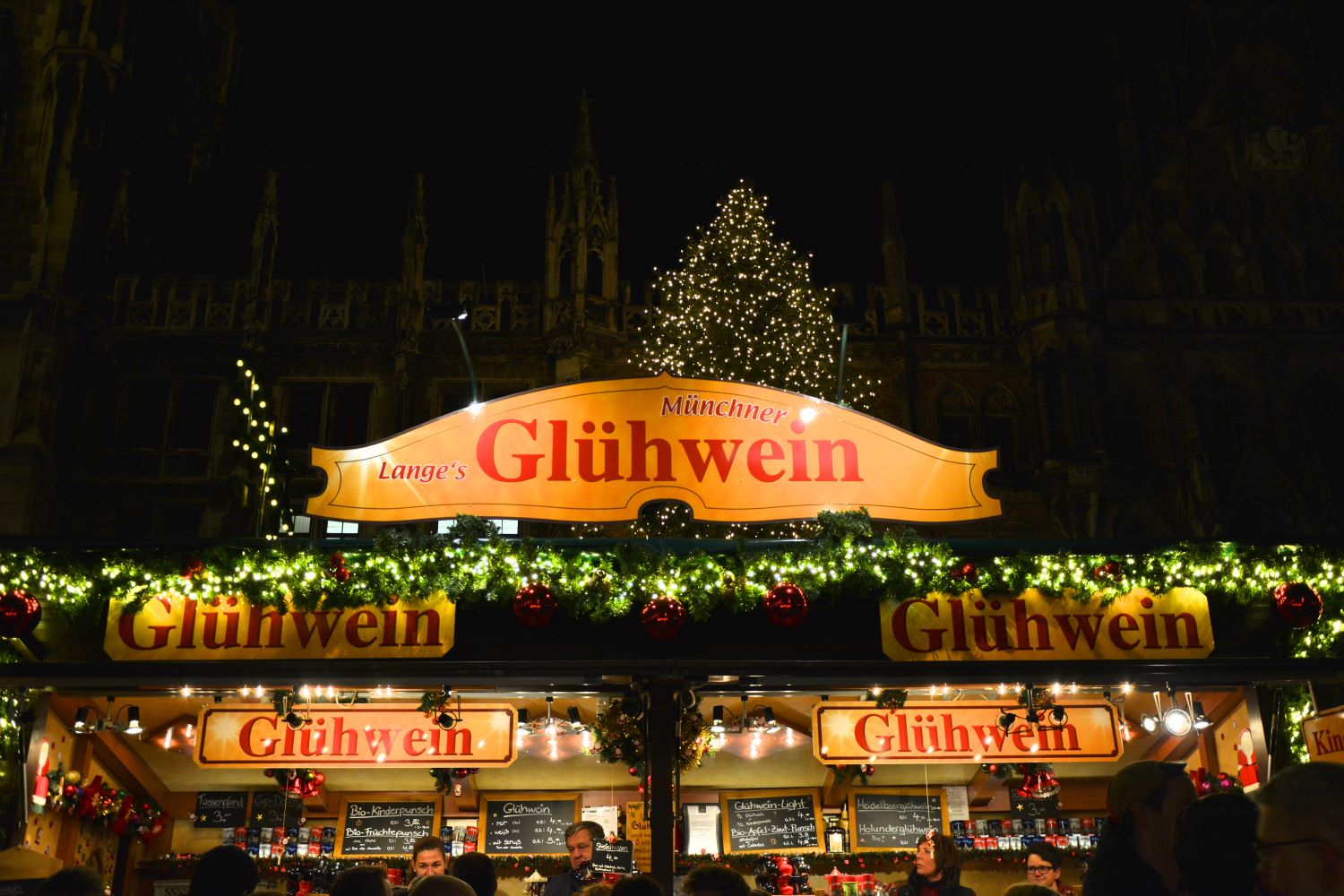 Glühweinstand (Bildquelle: @Adobe Stock 292871087) Glühweinstand (Bildquelle: @Adobe Stock 292871087)