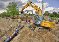 Multitalent Raupenbagger im Einsatz beim ersten Brückenbau mit Fußbodenheizung. Multitalent Raupenbagger im Einsatz beim ersten Brückenbau mit Fußbodenheizung.